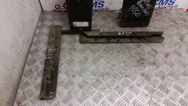 Ford 555c, 655c, 555d, 575d, 655d, 675d Seat Brackets E8nna464aa, 83971793 - Sedež za Traktor: slika 2 Ford 555c, 655c, 555d, 575d, 655d, 675d Seat Brackets E8nna464aa, 83971793 - Sedež za Traktor: slika 2