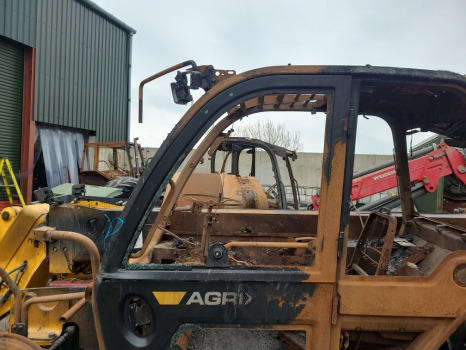 Jcb 542-70 Ag Cab Door Frame Upper 402/s2934 - Vrata in deli: slika 1 Jcb 542-70 Ag Cab Door Frame Upper 402/s2934 - Vrata in deli: slika 1