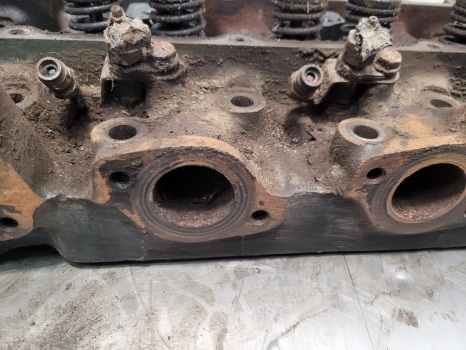 John Deere 6600, 6506, 6800, 6900 Engine Cylinder Head R112747, Re48617 - Glava motorja: slika 5 John Deere 6600, 6506, 6800, 6900 Engine Cylinder Head R112747, Re48617 - Glava motorja: slika 5