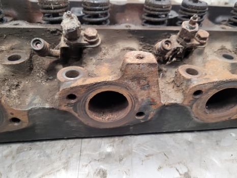 John Deere 6600, 6506, 6800, 6900 Engine Cylinder Head R112747, Re48617 - Glava motorja: slika 4 John Deere 6600, 6506, 6800, 6900 Engine Cylinder Head R112747, Re48617 - Glava motorja: slika 4