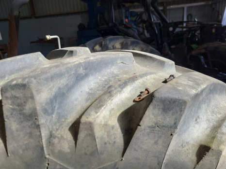 Massey Ferguson 265, 275, 290, 298 Rear Wheel And Tyre 16.9r34 - Kompletno kolo: slika 3 Massey Ferguson 265, 275, 290, 298 Rear Wheel And Tyre 16.9r34 - Kompletno kolo: slika 3