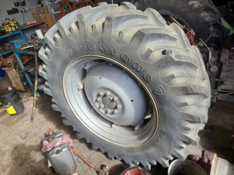 Massey Ferguson 265, 275, 290 Rear Wheel And Tyre 16.9r34 - Kompletno kolo: slika 1 Massey Ferguson 265, 275, 290 Rear Wheel And Tyre 16.9r34 - Kompletno kolo: slika 1