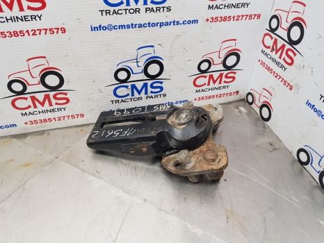 Massey Ferguson 5612, 5712, 5450 Mudguard Hub Bracket Assy Rhs 3909419m91 - Blatnik: slika 1 Massey Ferguson 5612, 5712, 5450 Mudguard Hub Bracket Assy Rhs 3909419m91 - Blatnik: slika 1