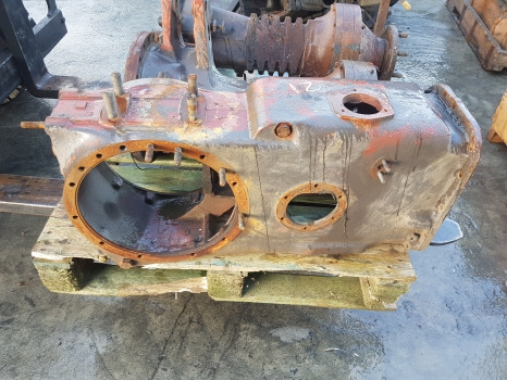 Zadnja os Massey Ferguson 698t, 690, 590, 575 Rear Axle Differential Housing 1664513m2: slika 1