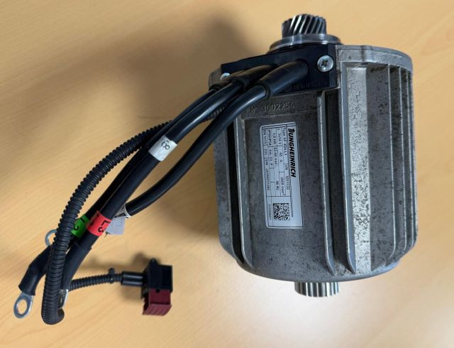 Jungheinrich 51050621 | Drive motor AF 4D4-L1 I/N 1011130 3 x14V 1,0 KW sn. JA18 - Električni sistem za Oprema za rokovanje z materiali: slika 1 Jungheinrich 51050621 | Drive motor AF 4D4-L1 I/N 1011130 3 x14V 1,0 KW sn. JA18 - Električni sistem za Oprema za rokovanje z materiali: slika 1