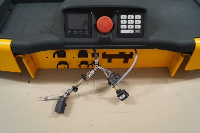 Jungheinrich 51343941 | Battery cover complete with cover 51302942 , display KD - Kabina in notranjost za Oprema za rokovanje z materiali: slika 2 Jungheinrich 51343941 | Battery cover complete with cover 51302942 , display KD - Kabina in notranjost za Oprema za rokovanje z materiali: slika 2