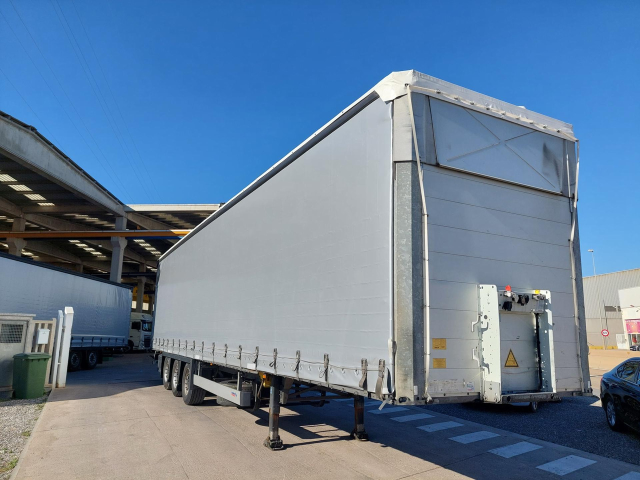 Schmitz Cargobull SCS24/L Varios - Polprikolica s ponjavo: slika 2 Schmitz Cargobull SCS24/L Varios - Polprikolica s ponjavo: slika 2