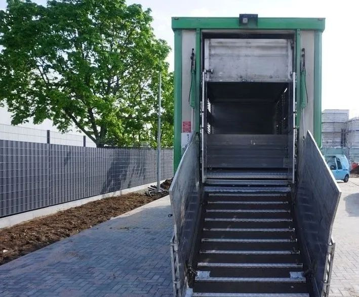 MAN TGS 26.440 ZABUDOWA KABA CAŁA ALUMINIOWA– samochód do transportu zwierząt/koni – 3 pokłady / EURO 5/6X2/PODNOSZONY DACH - Tovornjak za prevoz živine: slika 5 MAN TGS 26.440 ZABUDOWA KABA CAŁA ALUMINIOWA– samochód do transportu zwierząt/koni – 3 pokłady / EURO 5/6X2/PODNOSZONY DACH - Tovornjak za prevoz živine: slika 5