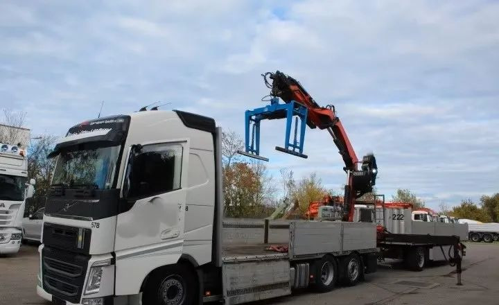 Volvo FH500 6x2 | Platforma z HDS Fassi F215A7 - Sterowanie radiowe | Euro 6 | Automatyczna skrzynia | 390 000 km - Tovornjak s kesonom, Tovornjak z dvigalom: slika 5 Volvo FH500 6x2 | Platforma z HDS Fassi F215A7 - Sterowanie radiowe | Euro 6 | Automatyczna skrzynia | 390 000 km - Tovornjak s kesonom, Tovornjak z dvigalom: slika 5