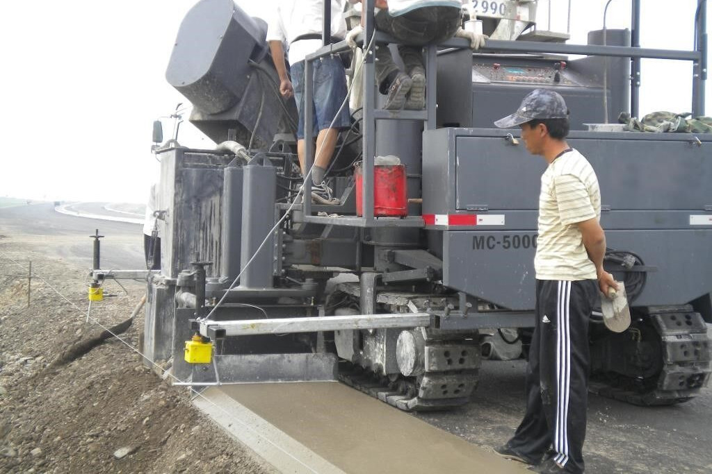 Kinglink MC5000 Concrete slipform paver for road ditch and gutter - Betonski finišer: slika 2 Kinglink MC5000 Concrete slipform paver for road ditch and gutter - Betonski finišer: slika 2