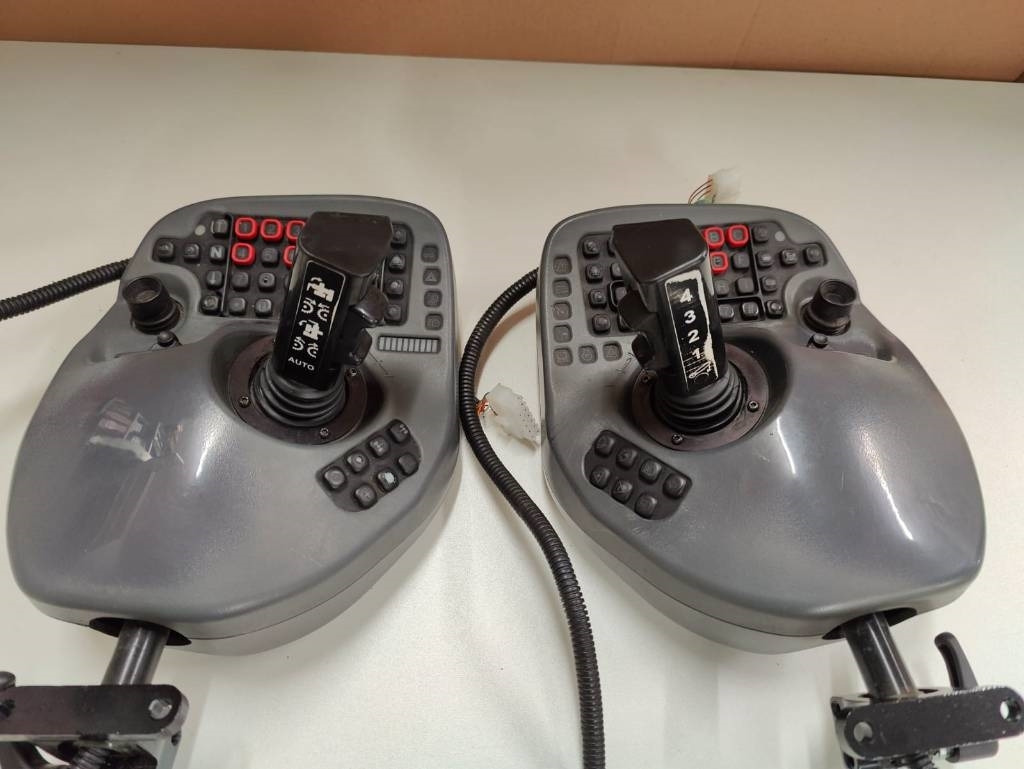 Komatsu Joysticks - Električni sistem za Gozdarska oprema: slika 2 Komatsu Joysticks - Električni sistem za Gozdarska oprema: slika 2
