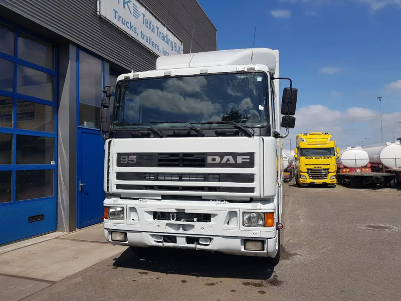 DAF 95.350 Paardenwagen met zitverblijf 7 paarden 7 horses - Tovornjak za prevoz konj: slika 2 DAF 95.350 Paardenwagen met zitverblijf 7 paarden 7 horses - Tovornjak za prevoz konj: slika 2