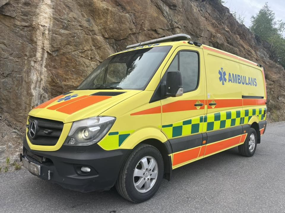 MERCEDES-BENZ Sprinter 319 - AMBULANCE - RESERVERAD !! - Reševalno vozilo: slika 2 MERCEDES-BENZ Sprinter 319 - AMBULANCE - RESERVERAD !! - Reševalno vozilo: slika 2