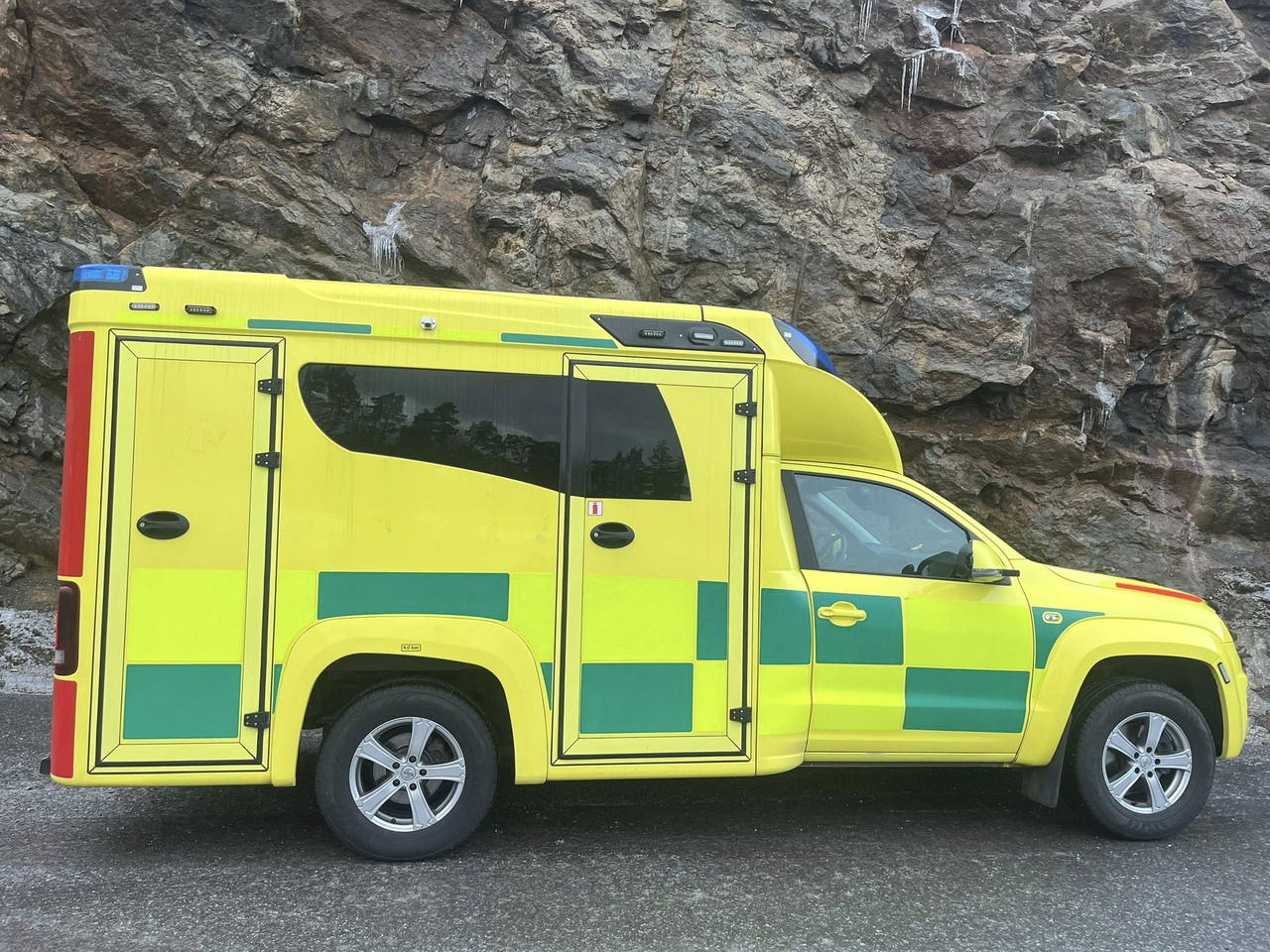 VOLKSWAGEN Amarok 4motion - AMBULANCE / ambulanse / ambulanssi - Reševalno vozilo: slika 4 VOLKSWAGEN Amarok 4motion - AMBULANCE / ambulanse / ambulanssi - Reševalno vozilo: slika 4