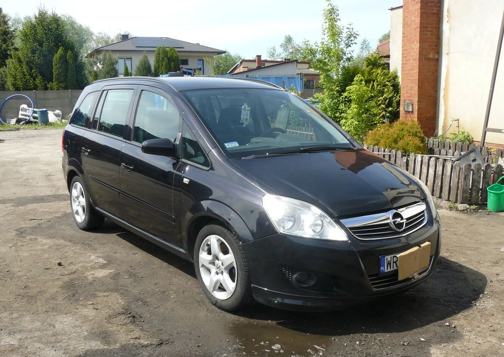 Opel Zafira 1.9 CDTI Cosmo - SUV: slika 2 Opel Zafira 1.9 CDTI Cosmo - SUV: slika 2