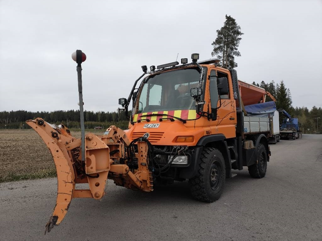 Mercedes-Benz Unimog ,hiekoitin,aura,kippilava - Vozilo za zimsko službo: slika 1 Mercedes-Benz Unimog ,hiekoitin,aura,kippilava - Vozilo za zimsko službo: slika 1