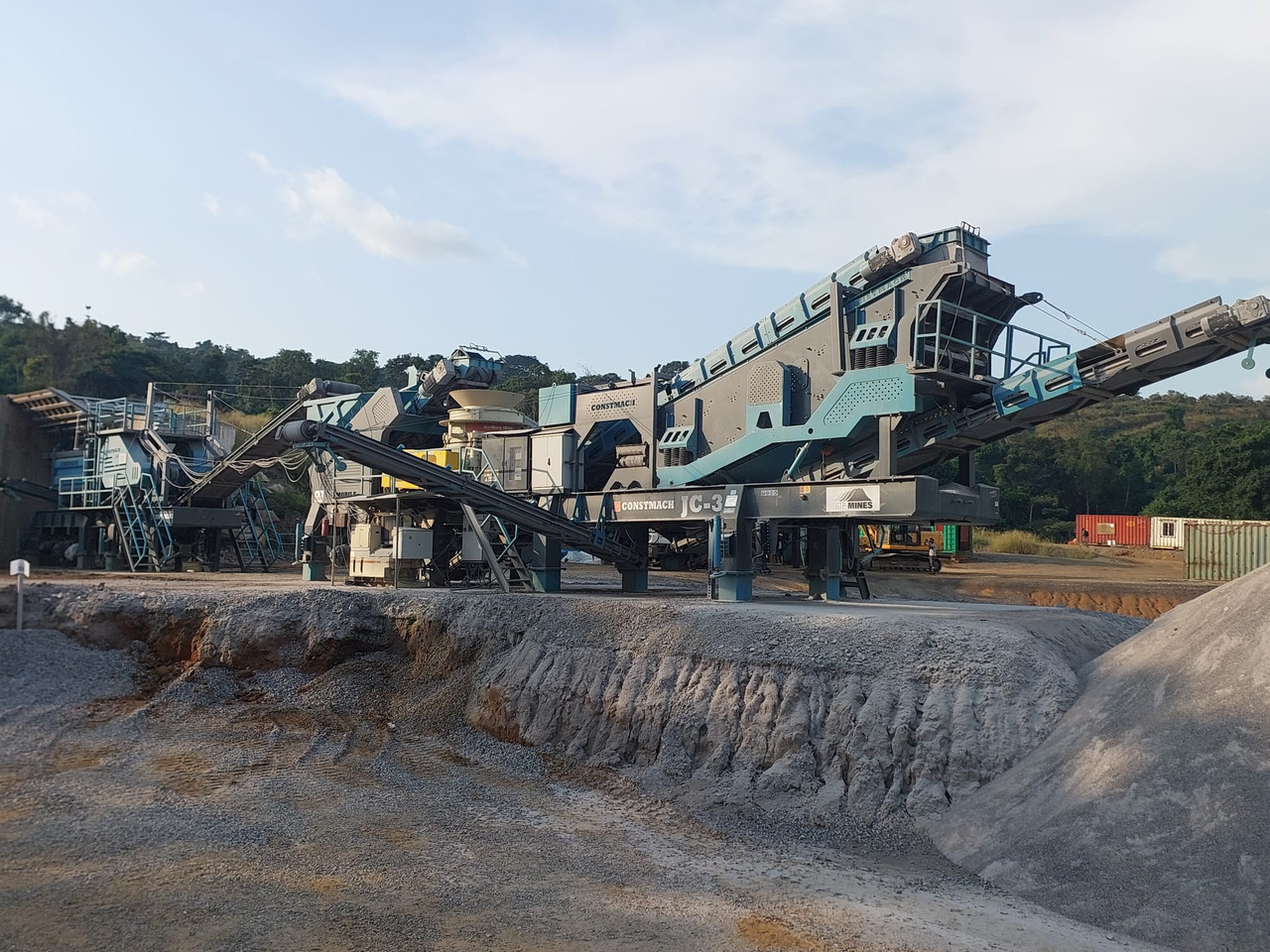 Constmach Mobile Jaw Crushing Plant With A Capacity Of 250 To 300 T/h - Mobilni drobilec: slika 1 Constmach Mobile Jaw Crushing Plant With A Capacity Of 250 To 300 T/h - Mobilni drobilec: slika 1