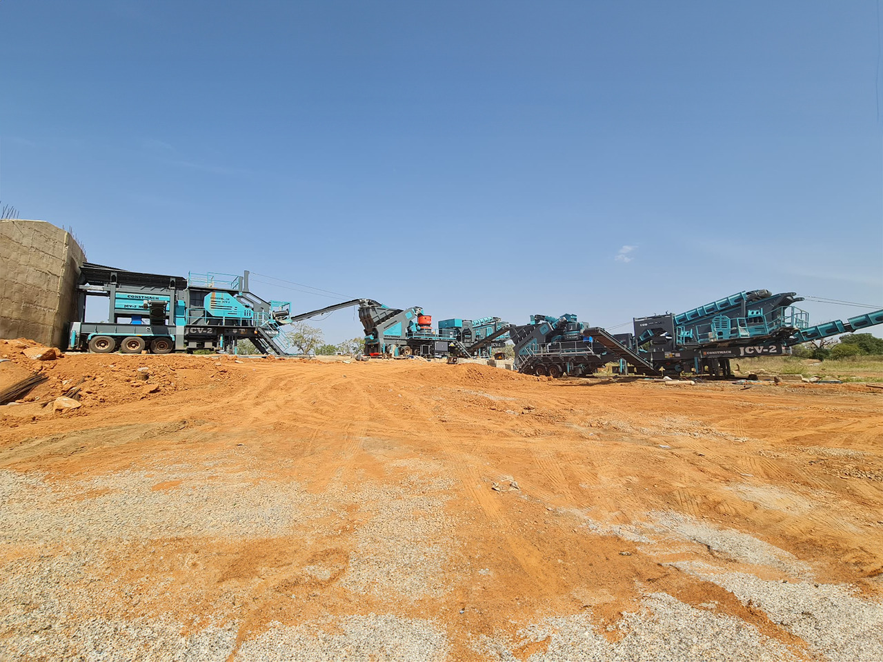 Constmach Mobile Stone Crushing Plant With A Capacity Of 150 T/h Delivered From Stock - Mobilni drobilec: slika 1 Constmach Mobile Stone Crushing Plant With A Capacity Of 150 T/h Delivered From Stock - Mobilni drobilec: slika 1