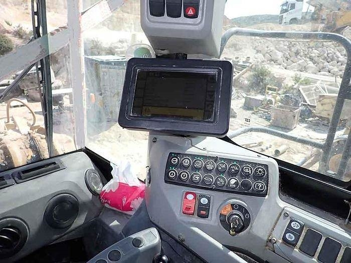 Kolesni nakladalec CAT 988K: slika 19