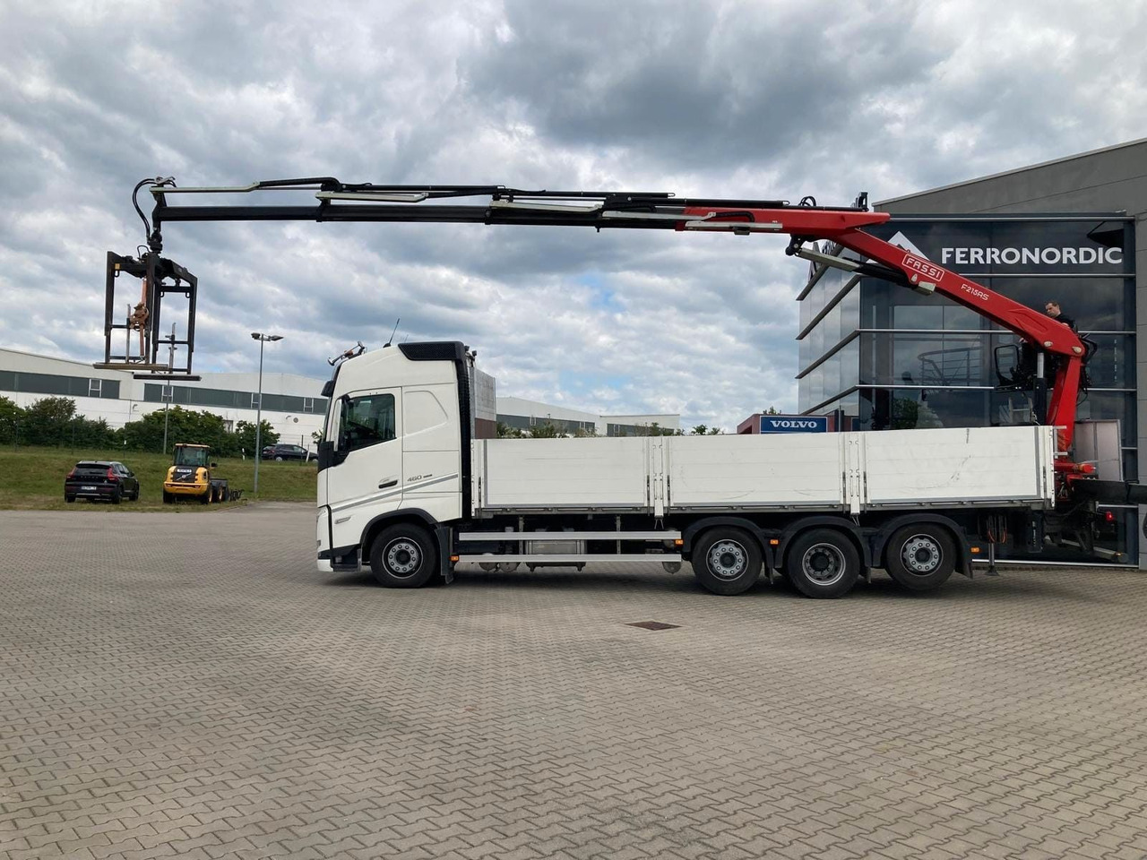Volvo FH460 8x2 TRIDEM VLA&NLA gelenkt*FASSI F215AS.24 - Tovornjak z dvigalom: slika 1 Volvo FH460 8x2 TRIDEM VLA&NLA gelenkt*FASSI F215AS.24 - Tovornjak z dvigalom: slika 1
