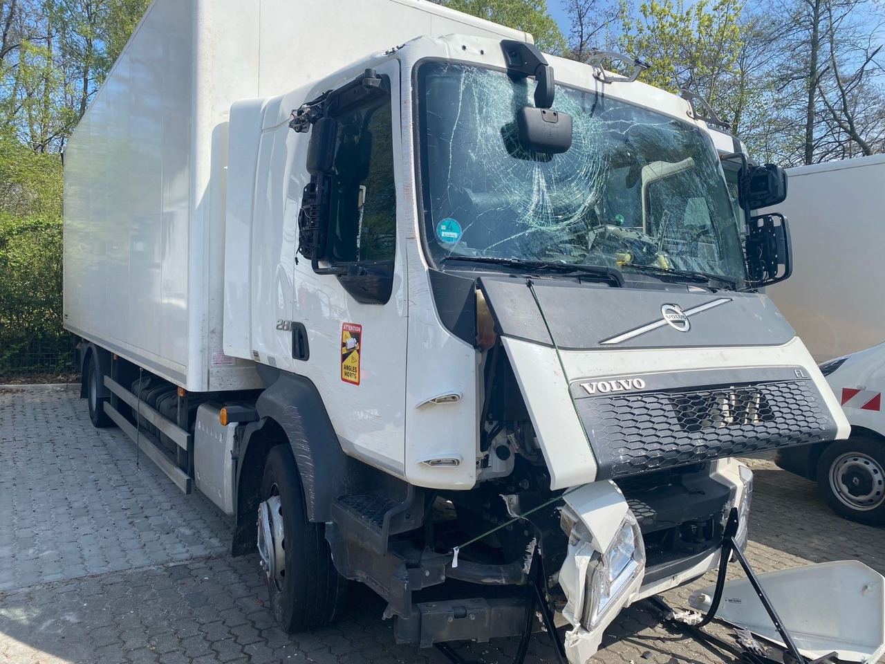 Volvo FL 16.280 Koffer Unfallschaden - Tovornjak zabojnik: slika 1 Volvo FL 16.280 Koffer Unfallschaden - Tovornjak zabojnik: slika 1