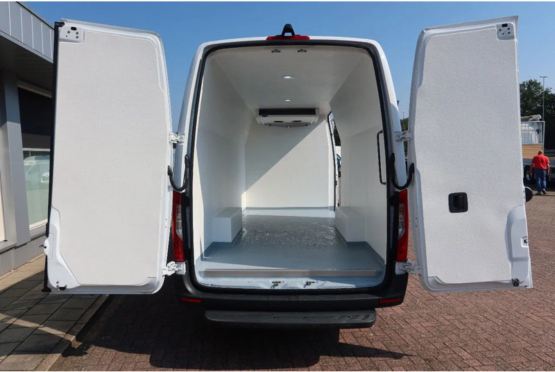 Mercedes-Benz Sprinter 317 Koel/Vries/Verwarmen met nachtaansluiting 220 volt. AUTOMAAT! - Hladilno vozilo: slika 4 Mercedes-Benz Sprinter 317 Koel/Vries/Verwarmen met nachtaansluiting 220 volt. AUTOMAAT! - Hladilno vozilo: slika 4