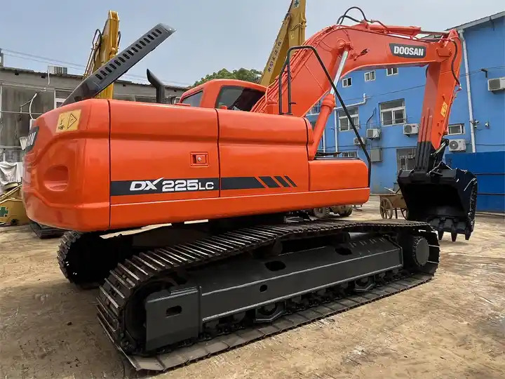 20 ton heavy machine used excavator digger doosan dx225lc with good performance - Bager goseničar: slika 4 20 ton heavy machine used excavator digger doosan dx225lc with good performance - Bager goseničar: slika 4