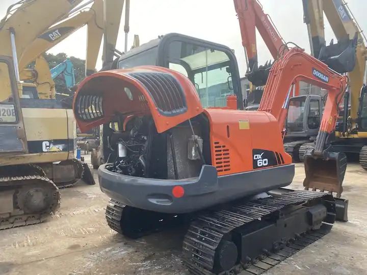 90% new Korea Doosan 6ton dx60 dx55 dx75 excavator - Bager goseničar: slika 3 90% new Korea Doosan 6ton dx60 dx55 dx75 excavator - Bager goseničar: slika 3