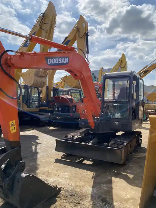 Doosan DH55-V Used Excavator Crawler Excavator Second Hand Japan Engine DH55-V Doosan Excavator in stock for sale - Mini bager: slika 4 Doosan DH55-V Used Excavator Crawler Excavator Second Hand Japan Engine DH55-V Doosan Excavator in stock for sale - Mini bager: slika 4