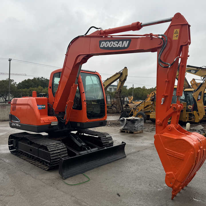Doosan DX75-9C Used Excavator Crawler Second Hand Korean Engine DX75-9C Small Digger for Home or Farm - Bager goseničar: slika 1 Doosan DX75-9C Used Excavator Crawler Second Hand Korean Engine DX75-9C Small Digger for Home or Farm - Bager goseničar: slika 1