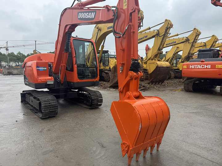 Doosan DX75-9C Used Excavator Crawler Second Hand Korean Engine DX75-9C Small Digger for Home or Farm - Bager goseničar: slika 3 Doosan DX75-9C Used Excavator Crawler Second Hand Korean Engine DX75-9C Small Digger for Home or Farm - Bager goseničar: slika 3