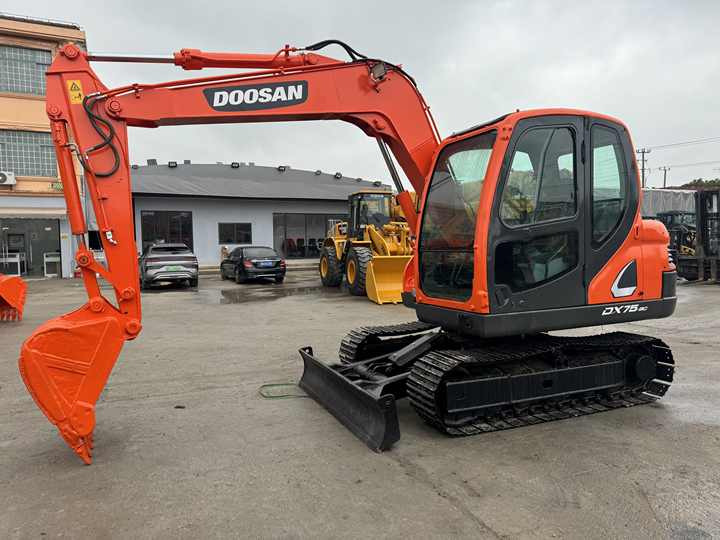 Doosan DX75-9C Used Excavator Crawler Second Hand Korean Engine DX75-9C Small Digger for Home or Farm - Bager goseničar: slika 4 Doosan DX75-9C Used Excavator Crawler Second Hand Korean Engine DX75-9C Small Digger for Home or Farm - Bager goseničar: slika 4