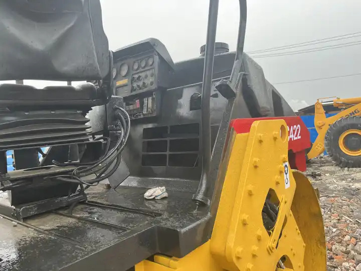High Quality Used Industrial Compactor Machine Dynapac Cc 422 Hydraulic Vibrating Road Roller For Sale With High Quality - Cestni valjar: slika 5 High Quality Used Industrial Compactor Machine Dynapac Cc 422 Hydraulic Vibrating Road Roller For Sale With High Quality - Cestni valjar: slika 5