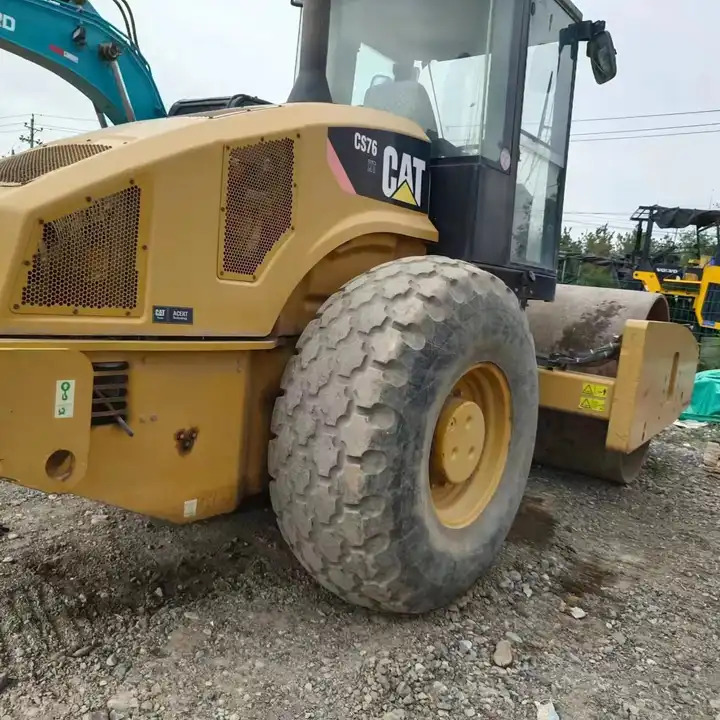 Used 18 ton Caterpillar Road Roller CAT CS76T Road Paving Machinery Soil Compactor made in USA - Cestni valjar: slika 1 Used 18 ton Caterpillar Road Roller CAT CS76T Road Paving Machinery Soil Compactor made in USA - Cestni valjar: slika 1