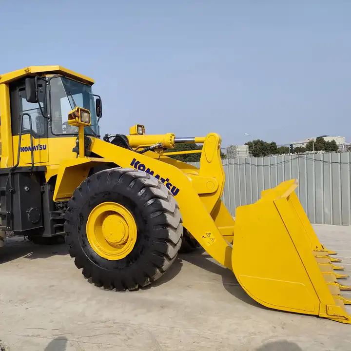 Used 7 Ton Heavy Front Loader Komatsu Wa470 Good Price Japan Made Tire Loader In Shanghai - Kolesni nakladalec: slika 1 Used 7 Ton Heavy Front Loader Komatsu Wa470 Good Price Japan Made Tire Loader In Shanghai - Kolesni nakladalec: slika 1