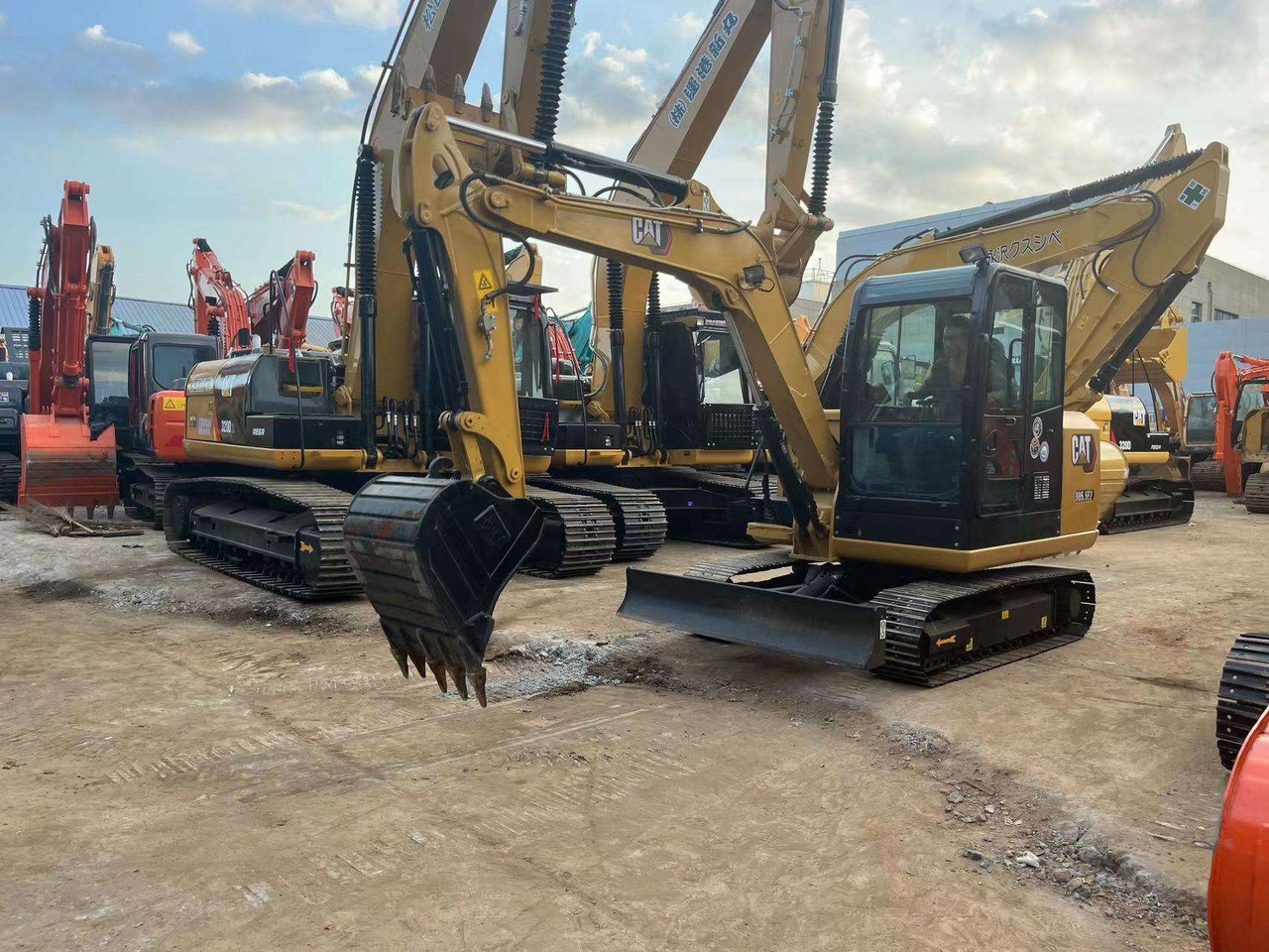 Used construction machine 305.5E2 CAT excavator mini 5 tons excavator in good condition on sale - Bager goseničar: slika 2 Used construction machine 305.5E2 CAT excavator mini 5 tons excavator in good condition on sale - Bager goseničar: slika 2