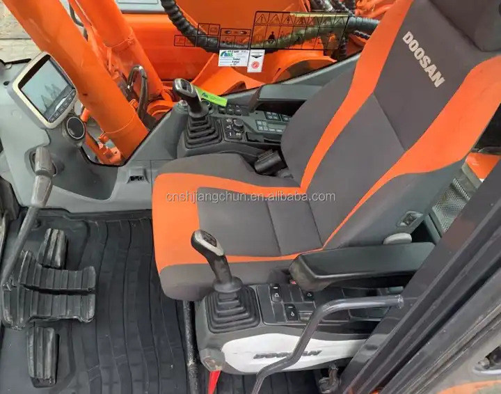 Second hand excavator used machinery equipment Doosan dx225 used excavators in stock for sale - Bager goseničar: slika 5 Second hand excavator used machinery equipment Doosan dx225 used excavators in stock for sale - Bager goseničar: slika 5