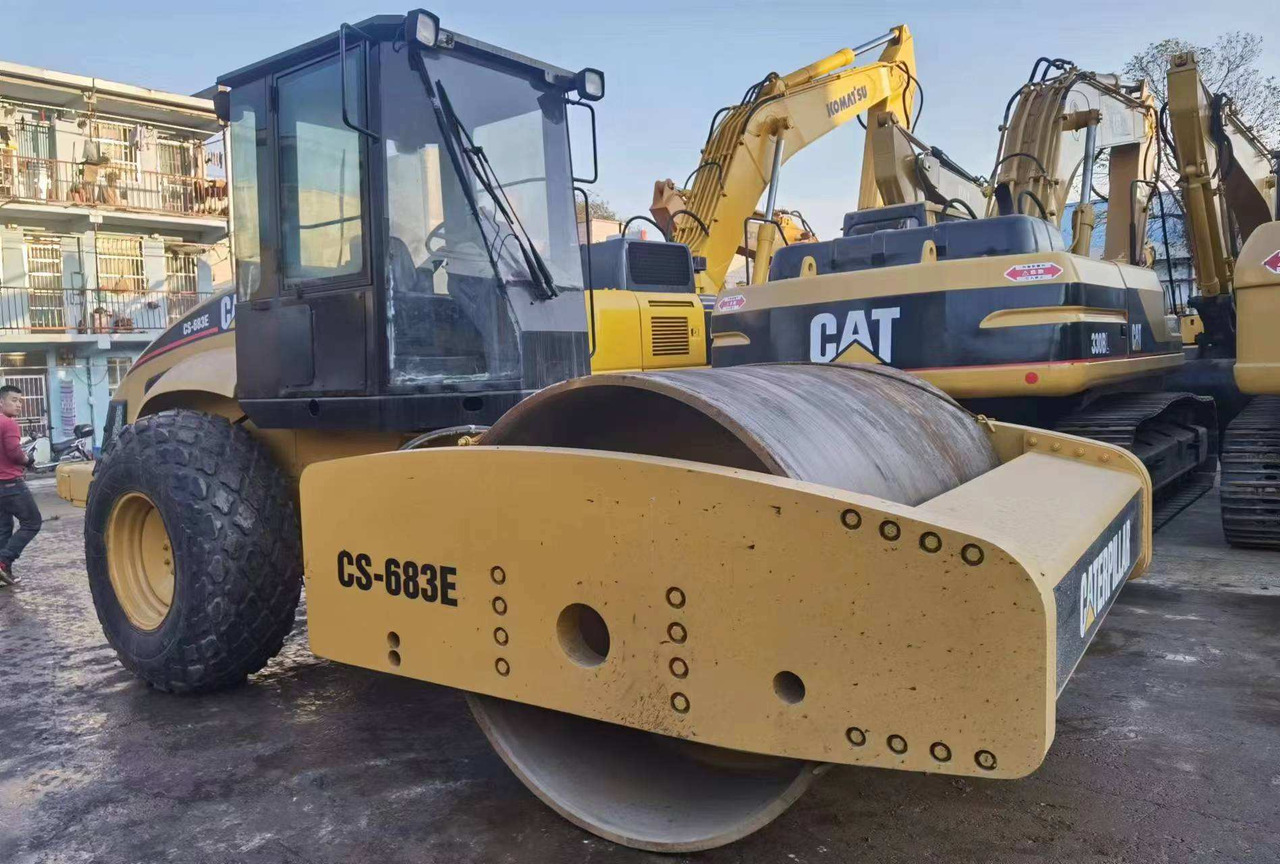 Cestni valjar used Road making machine CAT CS 683E roller: slika 6