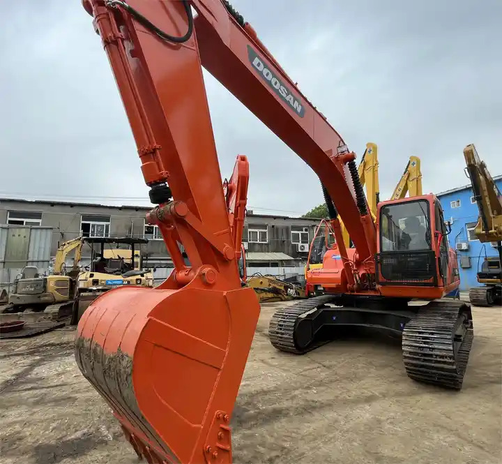 Used original Korea Doosan 20 ton excavator with cheap price and good condition DOOSAN Dx220LC-9e - Bager goseničar: slika 1 Used original Korea Doosan 20 ton excavator with cheap price and good condition DOOSAN Dx220LC-9e - Bager goseničar: slika 1