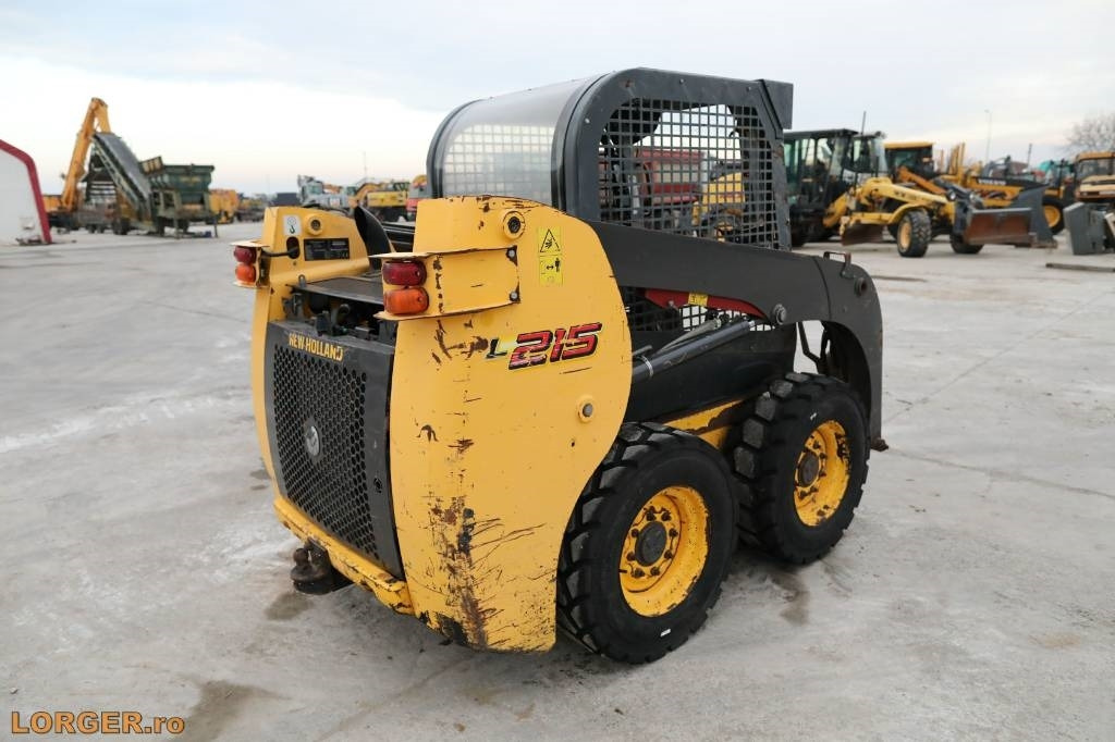 New Holland L 215 - Mini nakladalec: slika 3 New Holland L 215 - Mini nakladalec: slika 3