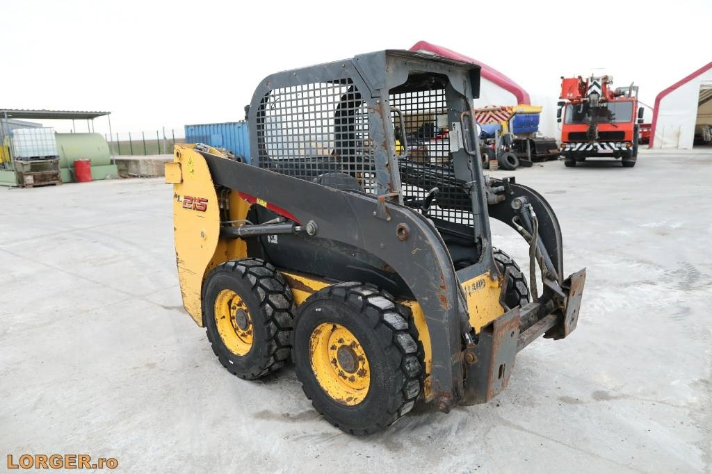 New Holland L 215 - Mini nakladalec: slika 4 New Holland L 215 - Mini nakladalec: slika 4