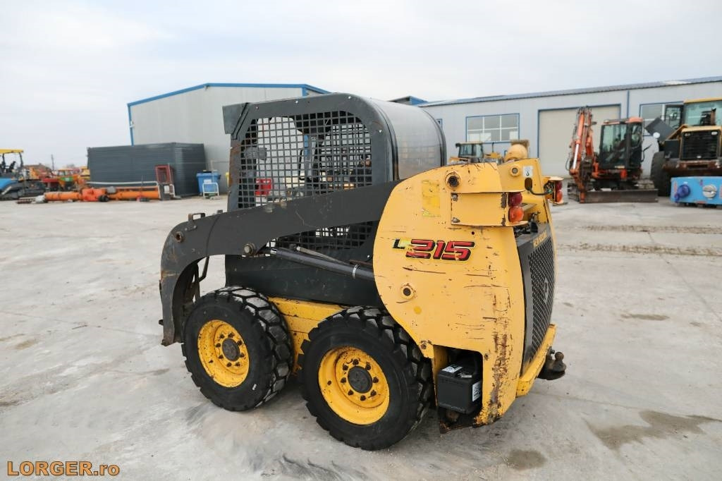 New Holland L 215 - Mini nakladalec: slika 2 New Holland L 215 - Mini nakladalec: slika 2