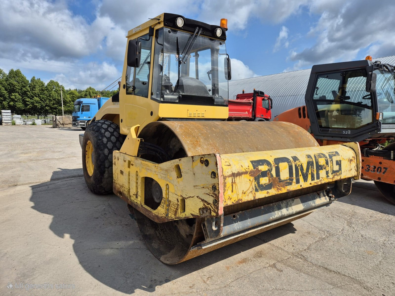 BOMAG BW211 D-4 - Kompaktor: slika 1 BOMAG BW211 D-4 - Kompaktor: slika 1