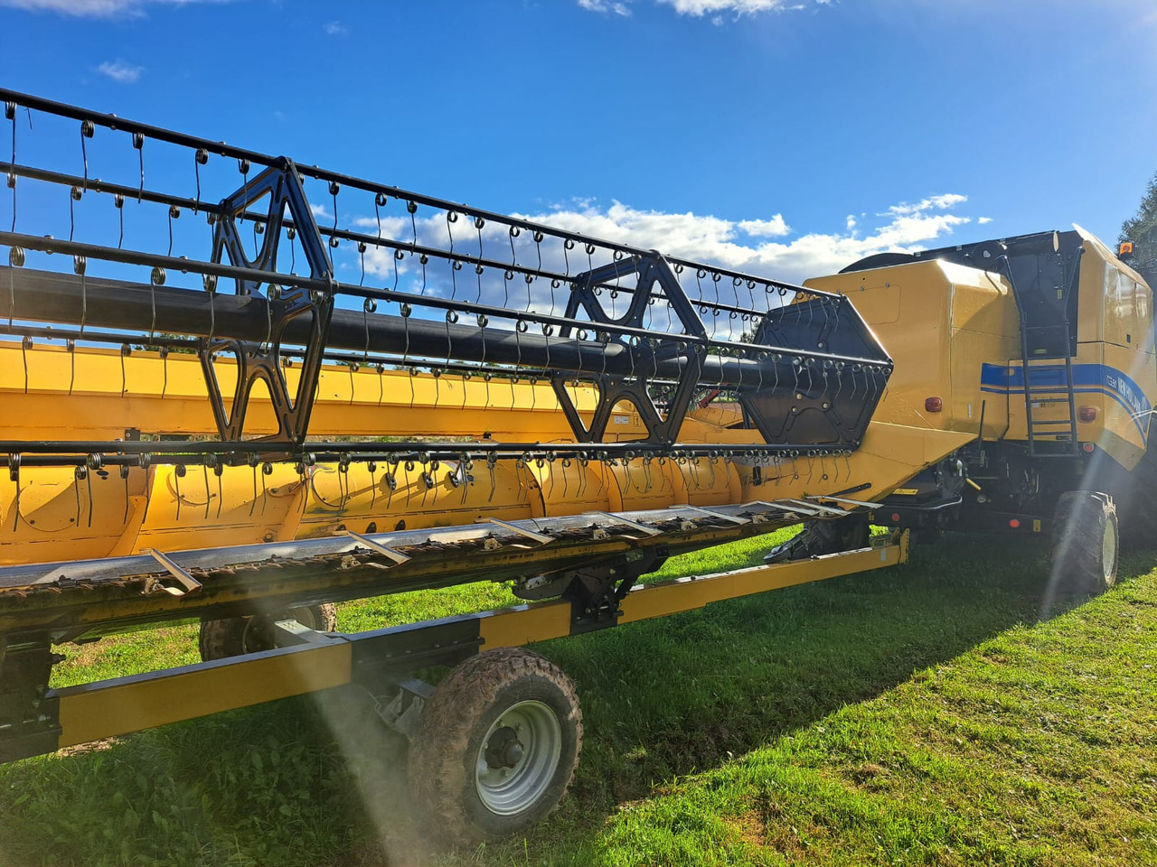 NEW HOLLAND TC 5.90 - Kombajn harvester: slika 3 NEW HOLLAND TC 5.90 - Kombajn harvester: slika 3