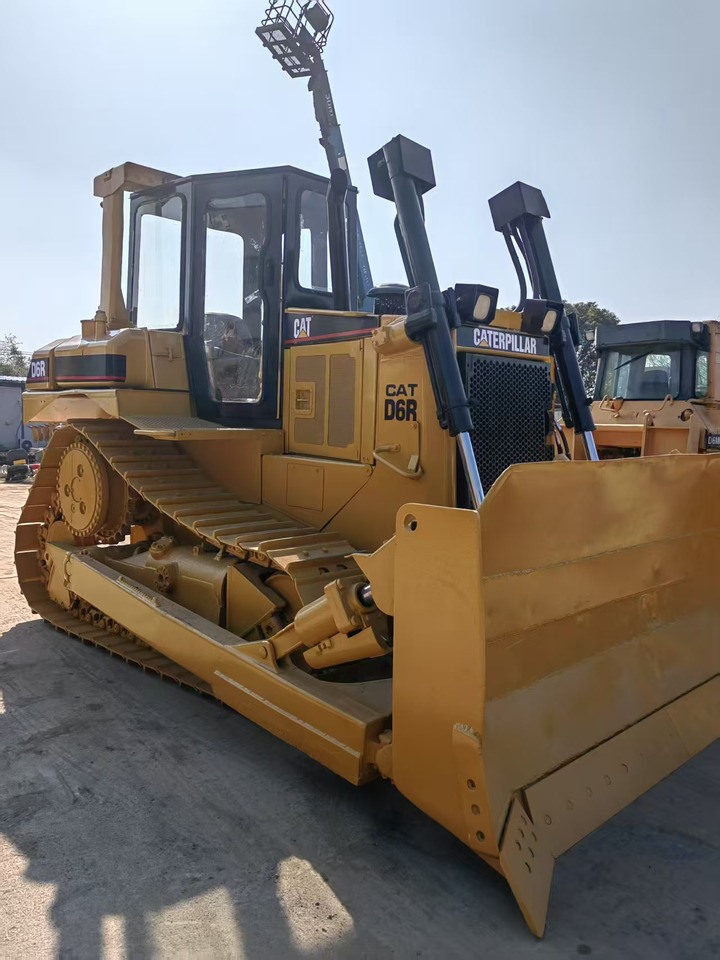 CAT D6R - Buldožer: slika 1 CAT D6R - Buldožer: slika 1