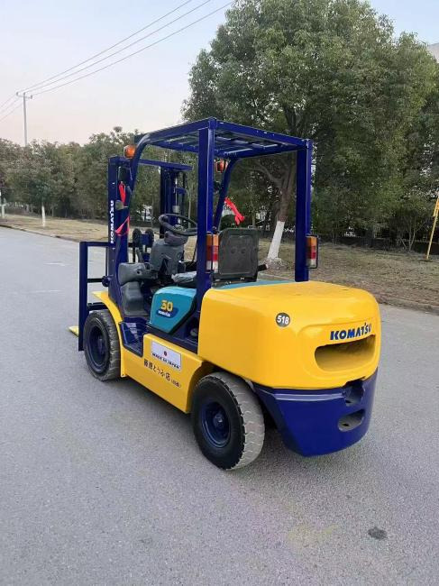 Komatsu FD30 - Škarjasta dvižna ploščad: slika 2 Komatsu FD30 - Škarjasta dvižna ploščad: slika 2
