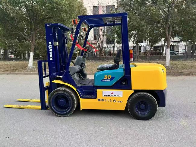 Komatsu FD30 - Škarjasta dvižna ploščad: slika 1 Komatsu FD30 - Škarjasta dvižna ploščad: slika 1