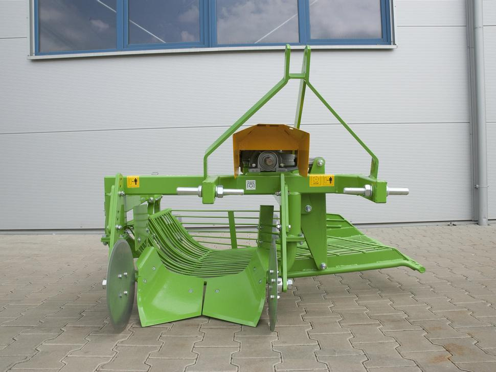 Bomet Siebkettenroder / Potato digger / Arracheuse de pomme de terre / Scavapatate / Однорядная картофельная копалка / Kopaczka do ziemniaków Ursa Z655 - Kombajn za krompir: slika 1 Bomet Siebkettenroder / Potato digger / Arracheuse de pomme de terre / Scavapatate / Однорядная картофельная копалка / Kopaczka do ziemniaków Ursa Z655 - Kombajn za krompir: slika 1