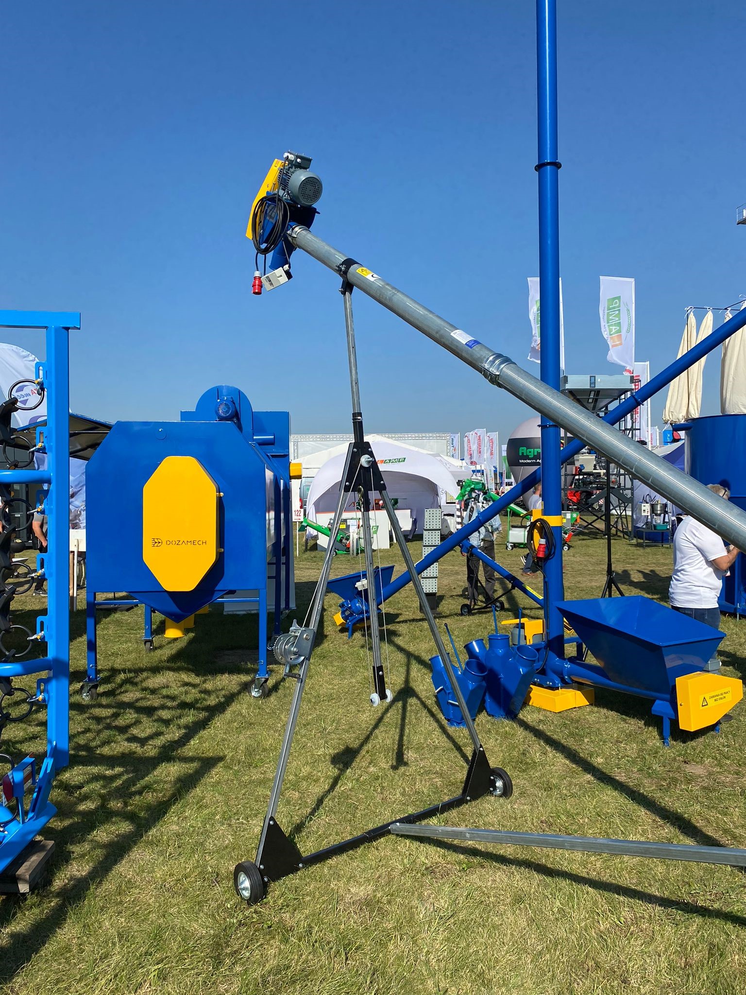 Dozamech Förderschnecke / Screw conveyor / Convoyeur a vis / Transportador de tornillo / Trasportatore a coclea / Шнековый конвейер / Przenośnik ślimakowy T-403 - Tekoči trak: slika 1 Dozamech Förderschnecke / Screw conveyor / Convoyeur a vis / Transportador de tornillo / Trasportatore a coclea / Шнековый конвейер / Przenośnik ślimakowy T-403 - Tekoči trak: slika 1