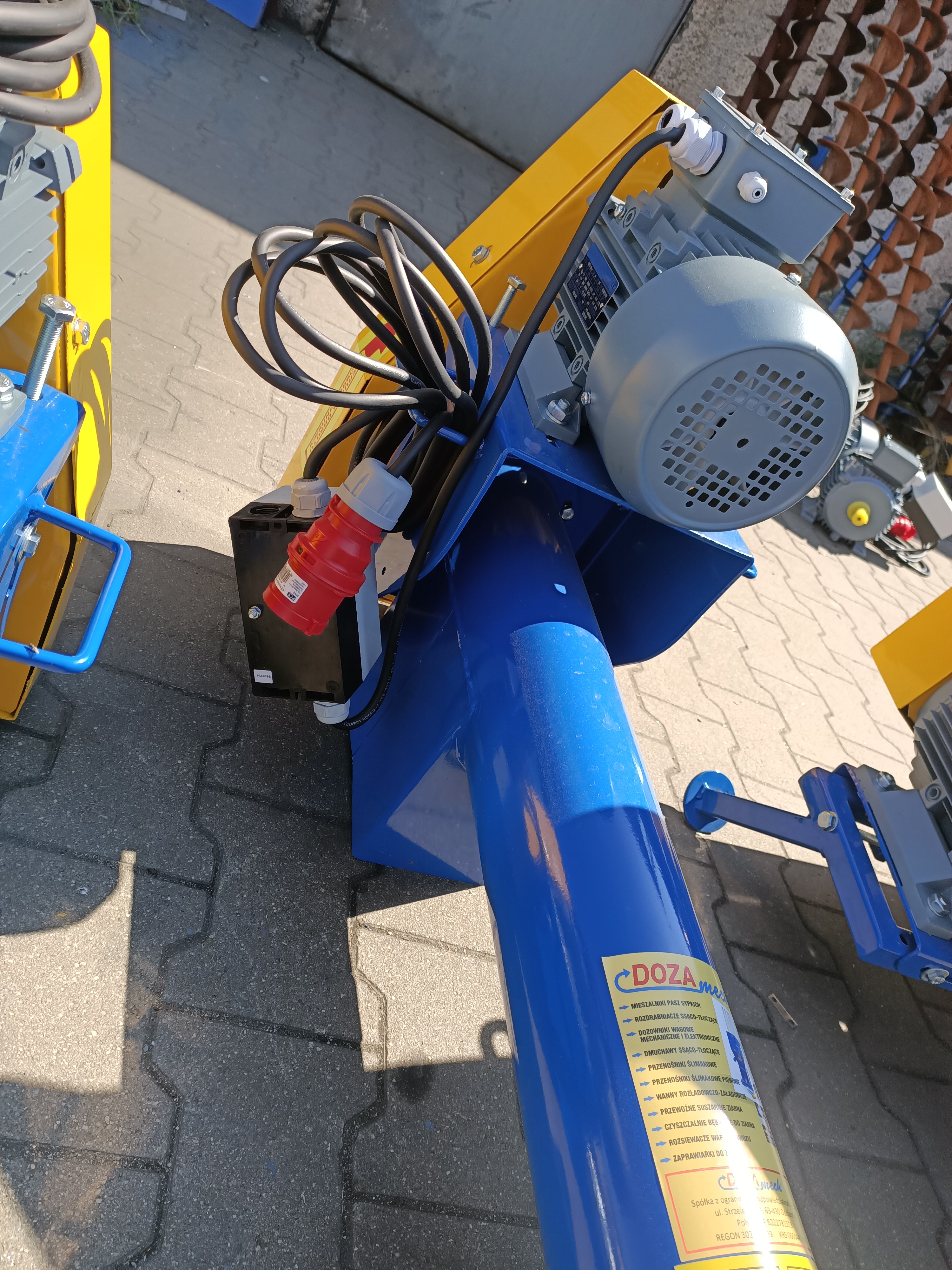 Dozamech Förderschnecke / Screw conveyor / Convoyeur a vis / Transportador de tornillo / Trasportatore a coclea / Шнековый конвейер / Przenośnik ślimakowy T-403 - Tekoči trak: slika 5 Dozamech Förderschnecke / Screw conveyor / Convoyeur a vis / Transportador de tornillo / Trasportatore a coclea / Шнековый конвейер / Przenośnik ślimakowy T-403 - Tekoči trak: slika 5